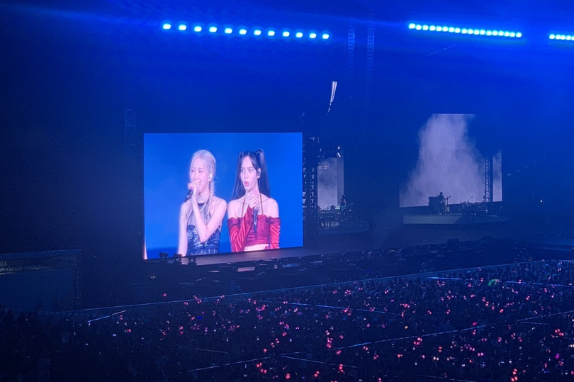 Blackpink nói tiếng Việt, đội nón lá, nhảy “See Tình”