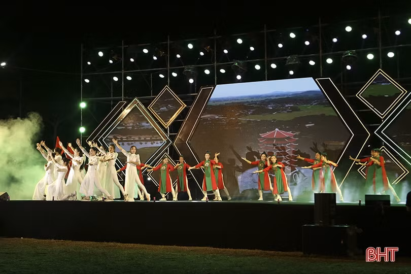 Ấn tượng với các màn giao lưu dân vũ sôi nổi của phụ nữ Hà Tĩnh