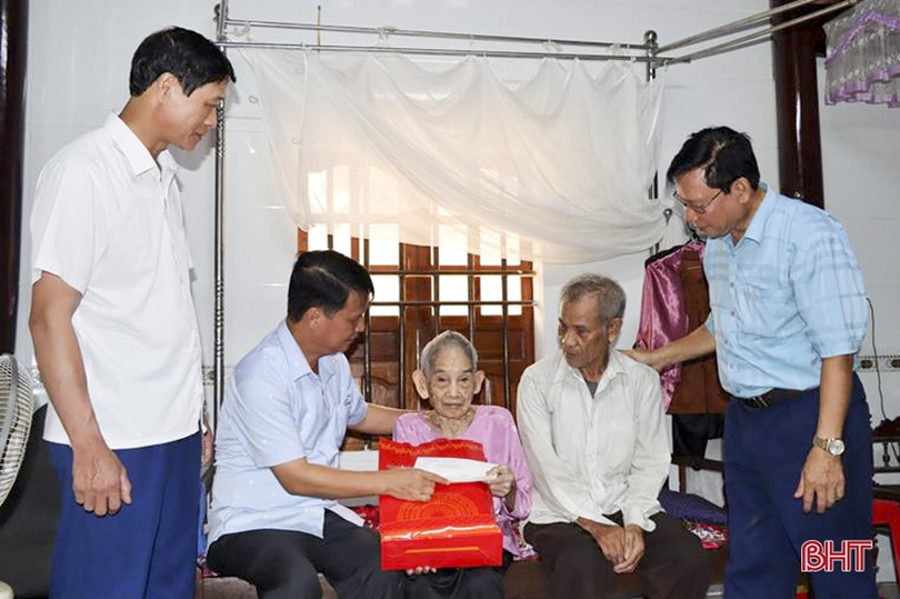 Đức Thọ trao hơn 10.000 suất quà cho người có công với cách mạng
