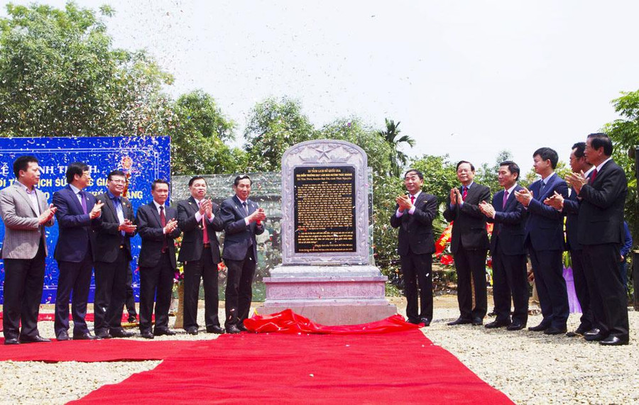 Các đại biểu dự lễ khánh thành bia Di tích lịch sử Quốc gia Địa điểm Trường dạy làm báo Huỳnh Thúc Kháng tại xã Tân Thái, huyện Đại Từ (ngày 4/4/2019). Ảnh: Tư liệu