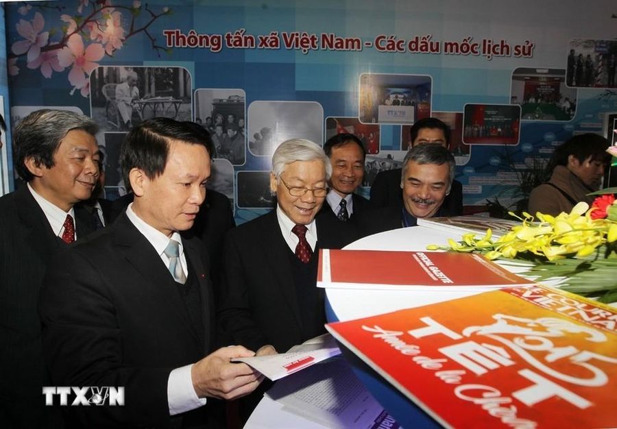 Tổng Bí thư Nguyễn Phú Trọng thăm gian trưng bày các ấn phẩm báo chí của Thông tấn xã Việt Nam tại Hội báo Xuân Ất Mùi 2015. (Ảnh: Trí Dũng/TTXVN)