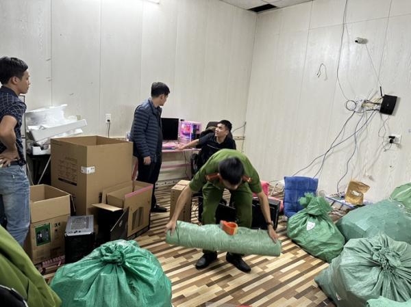 Công an thu giữ nhiều tang vật liên quan tới vụ án.