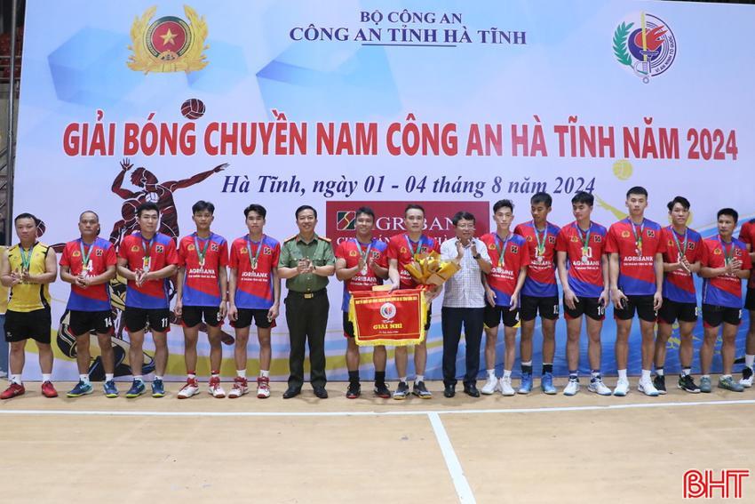 Bí thư Thành ủy Dương Tất Thắng và Đại tá Nguyễn Trung Kiên - Phó Giám đốc Công an tỉnh trao giải nhì cho đội Liên quân khối cảnh sát.