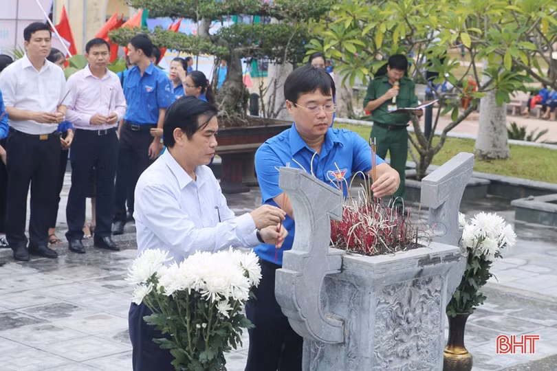 Bí thư thứ nhất Trung ương Đoàn dâng hương tưởng niệm anh hùng Lý Tự Trọng