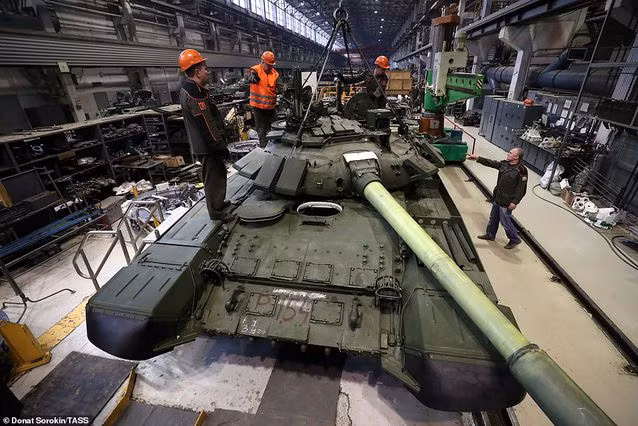Bên trong nhà máy sản xuất siêu tăng huyền thoại của Nga