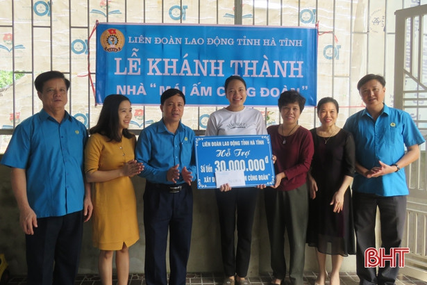 Hỗ trợ đoàn viên nữ 312 triệu đồng dịp 20/10