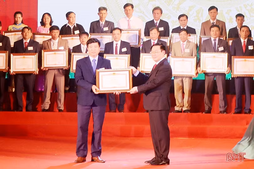 Hà Tĩnh vinh dự đón nhận Huân chương Lao động hạng Nhất về xây dựng nông thôn mới