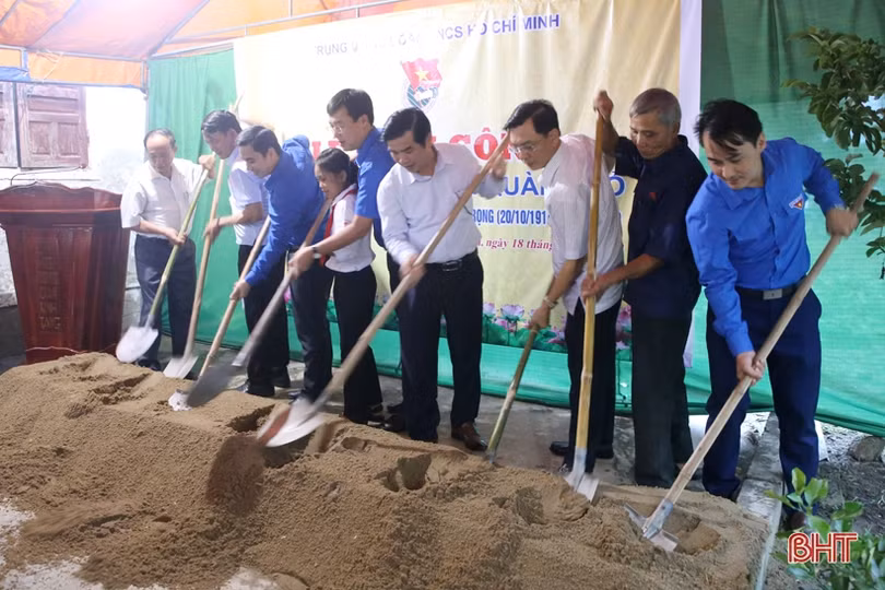 Bí thư thứ nhất Trung ương Đoàn dâng hương tưởng niệm anh hùng Lý Tự Trọng