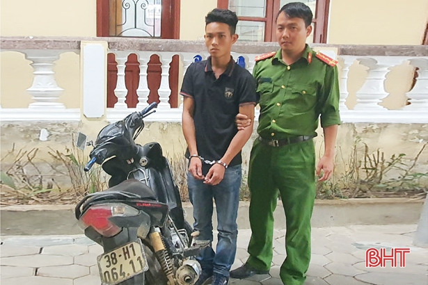 Đến cắt tóc, tiện tay… “vơ” luôn điện thoại của chủ quán!