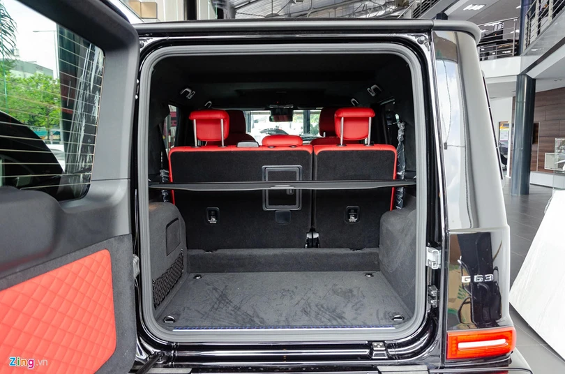 Khoang hành lý của G-Class 2019 có dung tích vào khoảng 1.000 lít, chiều rộng và cao dư dả để có thể mang theo được các đồ vật lớn cũng như nhiều hành lý cho các chuyến đi dài ngày. Mercedes G63 AMG 2019 giá hơn 10 tỷ sắp ra mắt ở Việt Nam