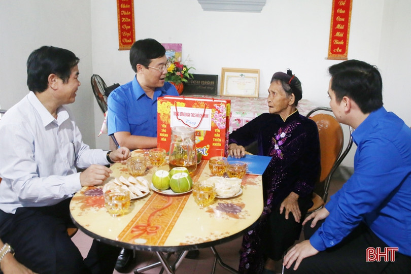 Bí thư thứ nhất Trung ương Đoàn dâng hương tưởng niệm anh hùng Lý Tự Trọng