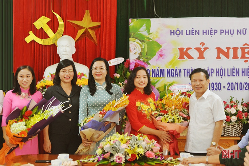 Lãnh đạo tỉnh chúc mừng cán bộ, hội viên Hội Liên hiệp Phụ nữ Hà Tĩnh