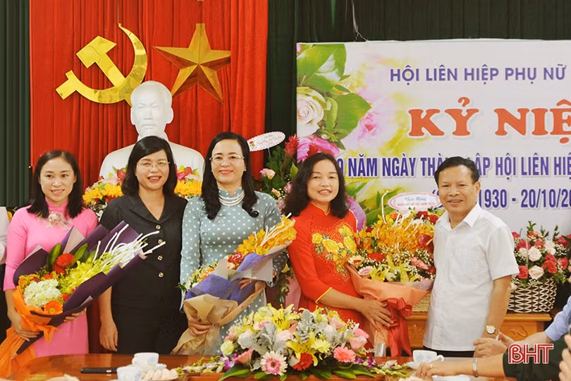 Lãnh đạo tỉnh chúc mừng cán bộ, hội viên Hội Liên hiệp Phụ nữ Hà Tĩnh