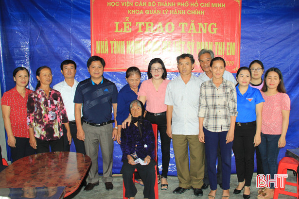 Học viện Cán bộ TP Hồ Chí Minh trao tặng nhà tình nghĩa cho mẹ liệt sỹ ở Nghi Xuân