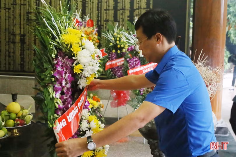 Bí thư thứ nhất Trung ương Đoàn dâng hương tưởng niệm anh hùng Lý Tự Trọng