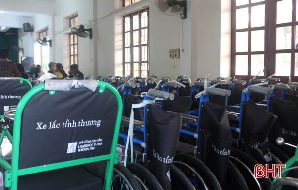Trao 100 chiếc xe lăn, xe lắc cho người khuyết tật Hà Tĩnh