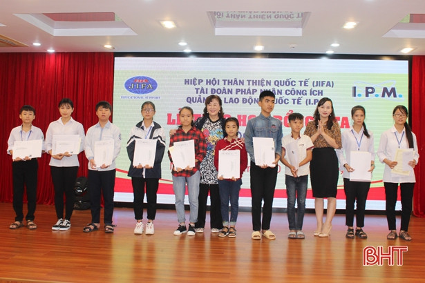 JIFA và I.P.M trao 60 suất học bổng trị giá 120 triệu đồng cho học sinh Hà Tĩnh