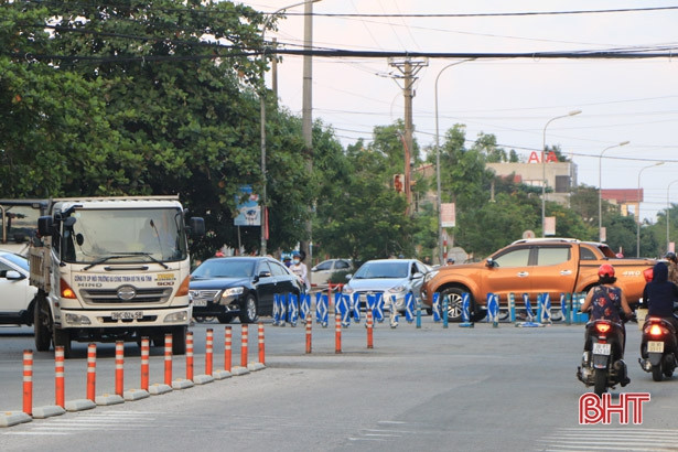 Vòng xuyến không thể phân luồng, ngã tư Nguyễn Công Trứ - Nguyễn Du đến giờ... lại ùn tắc