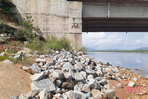 Mố cầu sông Vịnh sạt lở nghiêm trọng sau 3 năm sử dụng