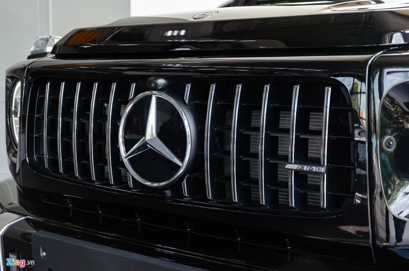 Đặc điểm để phân biệt nhanh G63 AMG với các phiên bản G-Class khác là lưới tản nhiệt AMG gồm nhiều thanh kim loại thiết kế đứng, xen giữa là logo ngôi sao 3 cánh cỡ lớn. Ngoài ra, Mercedes G63 AMG trang bị tiêu chuẩn hệ thống camera quan sát 360 độ quanh xe, hỗ trợ cho việc đỗ xe hay di chuyển ở không gian hẹn thuận tiện hơn. Mercedes G63 AMG 2019 giá hơn 10 tỷ sắp ra mắt ở Việt Nam