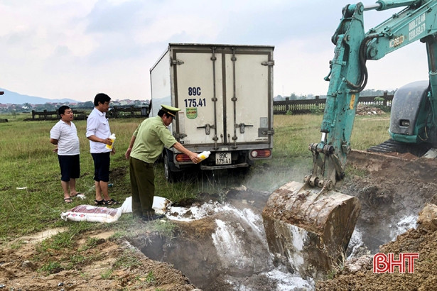 Hà Tĩnh phát hiện và tiêu hủy 1.180 kg mỡ động vật hôi thối 