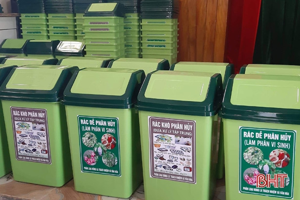 Hương Khê: Tặng 100 thùng rác cho người dân Hương Trà