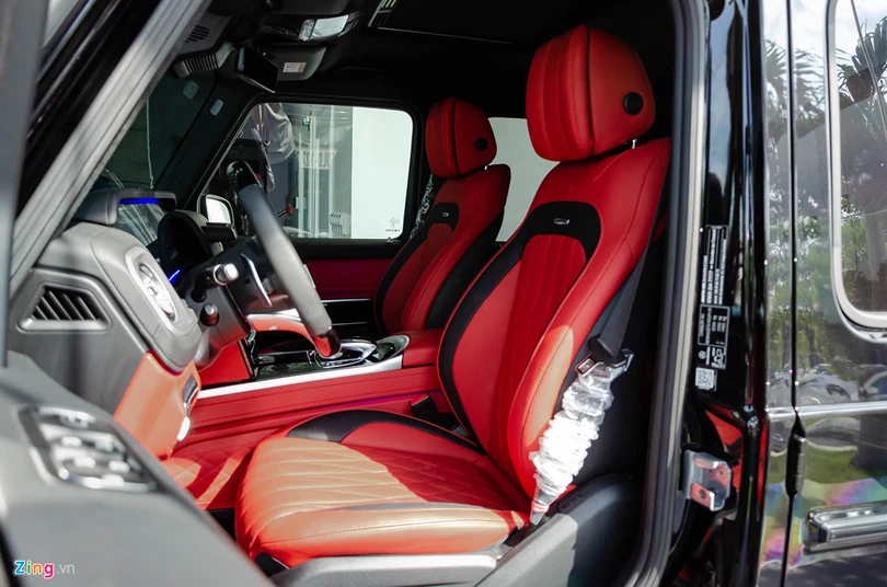 Hàng ghế trước của xe tích hợp gói trang bị Seat Comfort Package, bao gồm chức năng chỉnh điện, nhớ 3 vị trí, sưởi điện và làm mát. Tựa lưng và đệm ngồi được trang trí các đường chỉ may theo tạo hình tinh thể kim cương bắt mắt. Mercedes G63 AMG 2019 giá hơn 10 tỷ sắp ra mắt ở Việt Nam