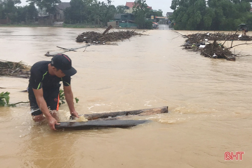 Bất chấp nguy hiểm, người dân Hà Tĩnh liều mình vớt gỗ giữa dòng nước chảy xiết