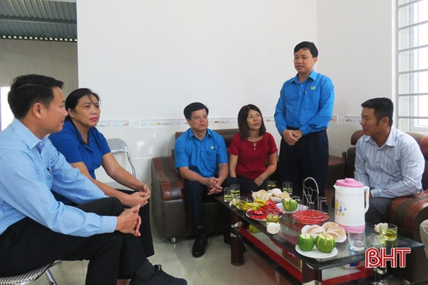 Hỗ trợ đoàn viên nữ 312 triệu đồng dịp 20/10