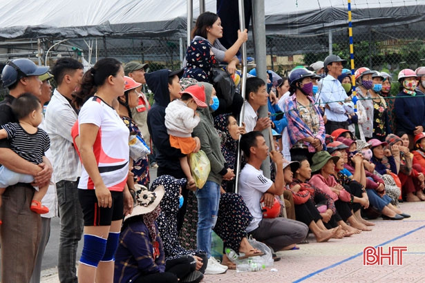 Hơn 270 VĐV tóc dài tranh tài bóng chuyền ở Can Lộc