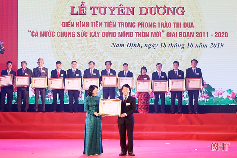 Hà Tĩnh vinh dự đón nhận Huân chương Lao động hạng Nhất về xây dựng nông thôn mới