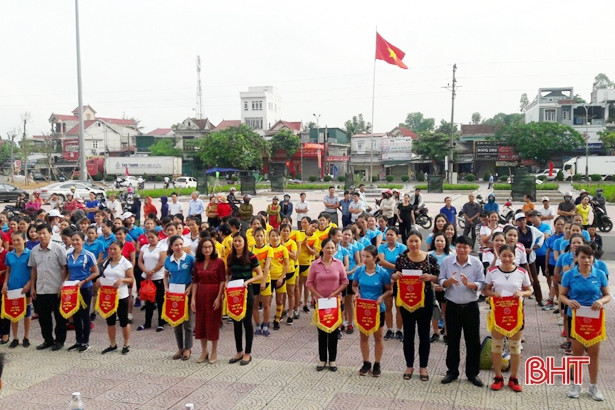 Hơn 270 VĐV tóc dài tranh tài bóng chuyền ở Can Lộc