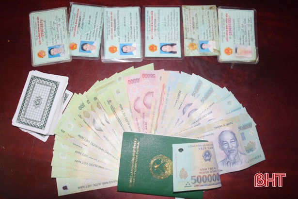 Bắt quả tang 7 đối tượng chơi “ba cây” ăn tiền ở Cổ Đạm