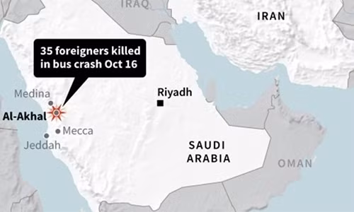 Xe buýt bốc cháy sau va chạm, 35 người chết