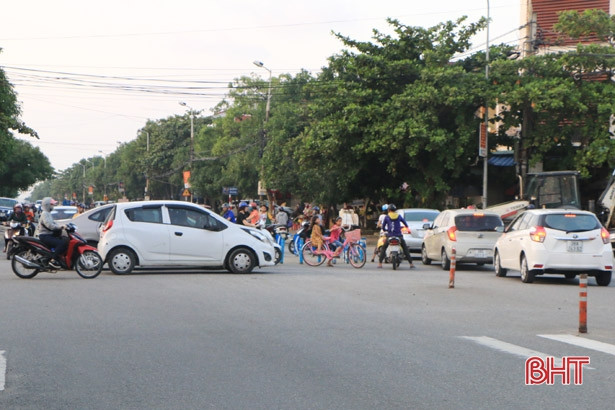 Vòng xuyến không thể phân luồng, ngã tư Nguyễn Công Trứ - Nguyễn Du đến giờ... lại ùn tắc