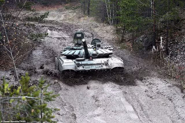 Bên trong nhà máy sản xuất siêu tăng huyền thoại của Nga