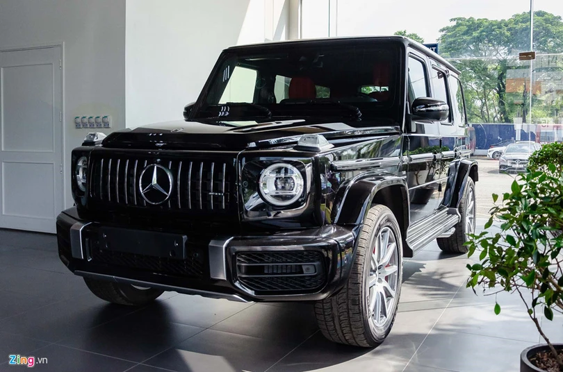 Chiếc Mercedes G63 AMG 2019 chuẩn bị được trưng bày tại Vietnam Motor Show 2019 sở hữu màu sơn đen bóng. So với phiên bản G550 tiêu chuẩn, ngoại hình của G63 AMG bổ sung thêm nhiều chi tiết trang trí ngoại thất hầm hố hơn. Mercedes G63 AMG 2019 giá hơn 10 tỷ sắp ra mắt ở Việt Nam