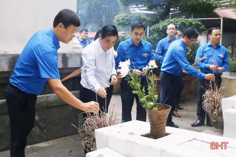 Bí thư thứ nhất Trung ương Đoàn dâng hương tưởng niệm anh hùng Lý Tự Trọng