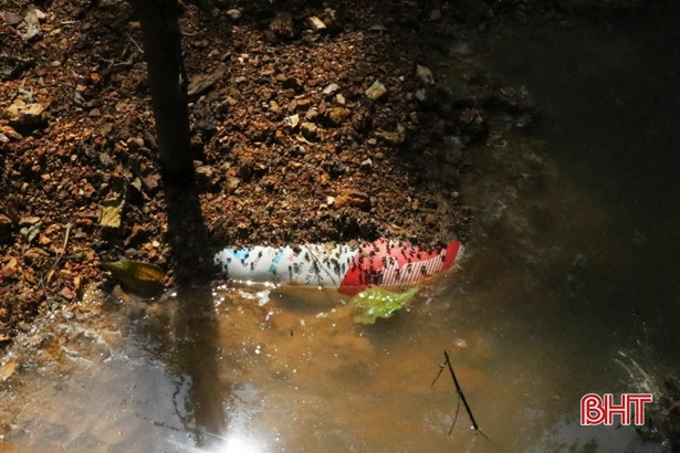 Kinh hãi xác lợn chết bị vứt trôi nổi tại xã Phú Lộc