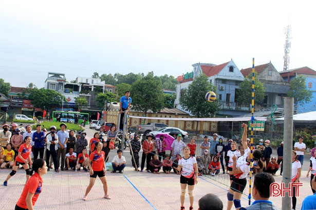 Hơn 270 VĐV tóc dài tranh tài bóng chuyền ở Can Lộc