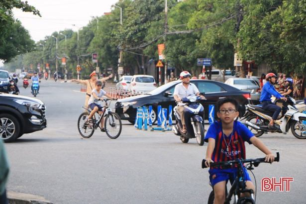Vòng xuyến không thể phân luồng, ngã tư Nguyễn Công Trứ - Nguyễn Du đến giờ... lại ùn tắc