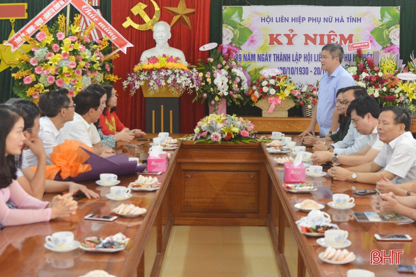 Lãnh đạo tỉnh chúc mừng cán bộ, hội viên Hội Liên hiệp Phụ nữ Hà Tĩnh