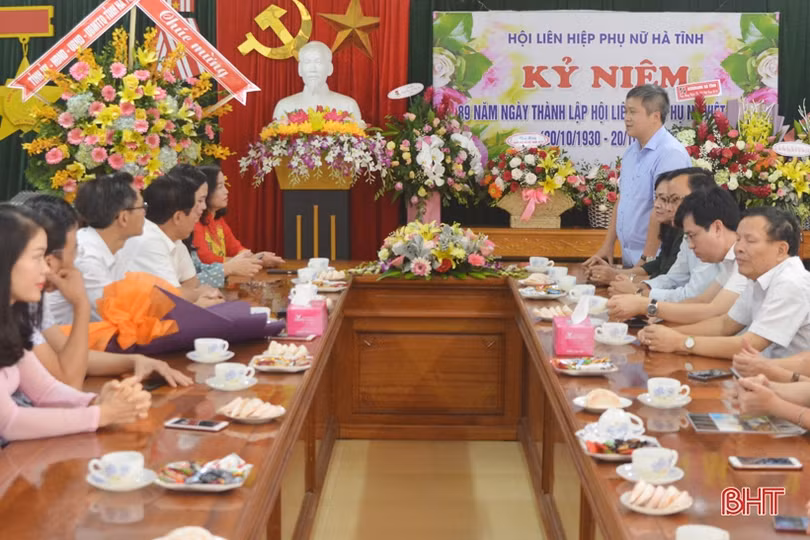Lãnh đạo tỉnh chúc mừng cán bộ, hội viên Hội Liên hiệp Phụ nữ Hà Tĩnh