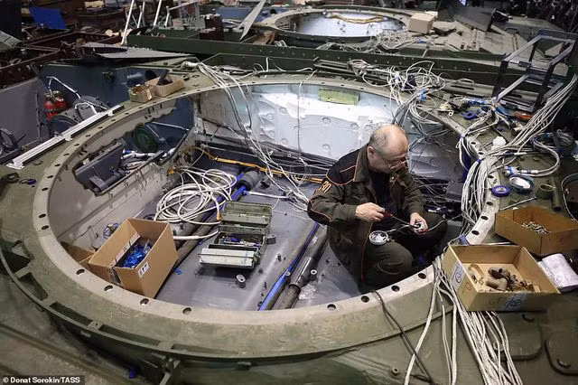 Bên trong nhà máy sản xuất siêu tăng huyền thoại của Nga