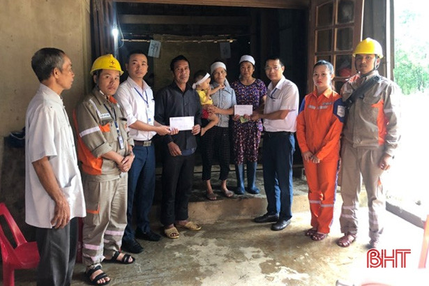 Gần 13 triệu đồng hỗ trợ 2 đứa trẻ khốn khó mồ côi bố mẹ vì TNGT