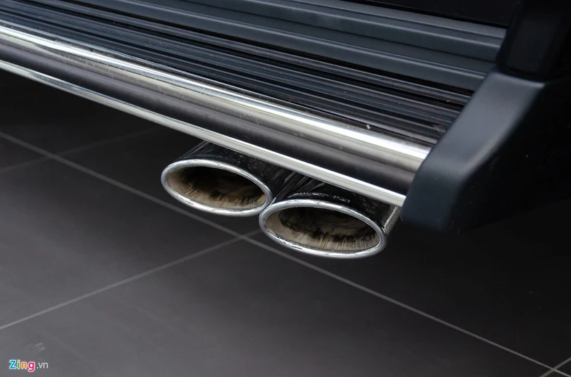 Hệ thống ống xả của G-Class khá độc đáo khi được bố trí nằm lệch về bên trái thay vì hướng ra phía sau đuôi xe. Hai ống xả kép ở phiên bản G63 có thêm logo AMG được dập nổi để tăng sự nổi bật. Mercedes G63 AMG 2019 giá hơn 10 tỷ sắp ra mắt ở Việt Nam