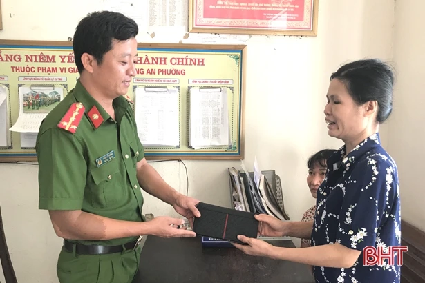 Khen thưởng đột xuất chị lao công nhặt được hơn 20 triệu đồng tìm người trả lại