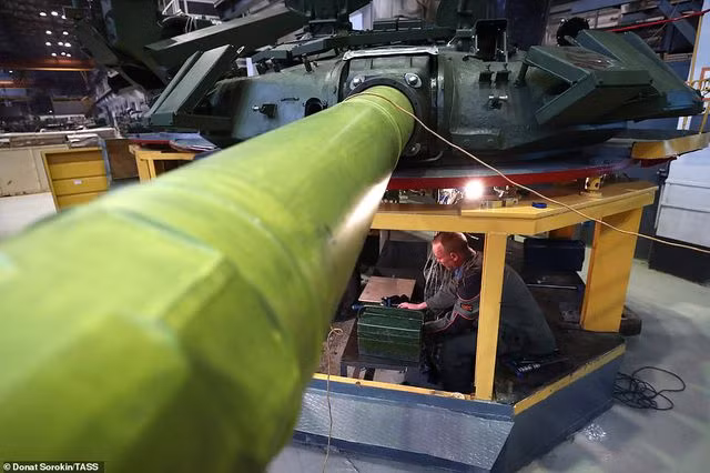 Bên trong nhà máy sản xuất siêu tăng huyền thoại của Nga