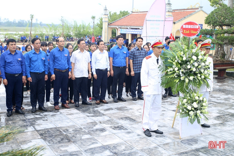 Bí thư thứ nhất Trung ương Đoàn dâng hương tưởng niệm anh hùng Lý Tự Trọng