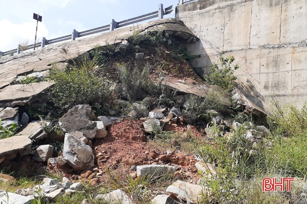 Mố cầu sông Vịnh sạt lở nghiêm trọng sau 3 năm sử dụng